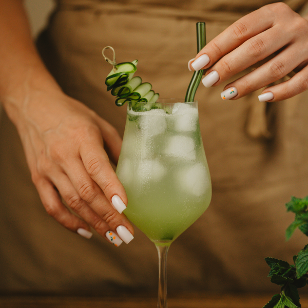 Bezalkoholowy orzeźwiający drink z ogórkiem zielonym - zdjęcie