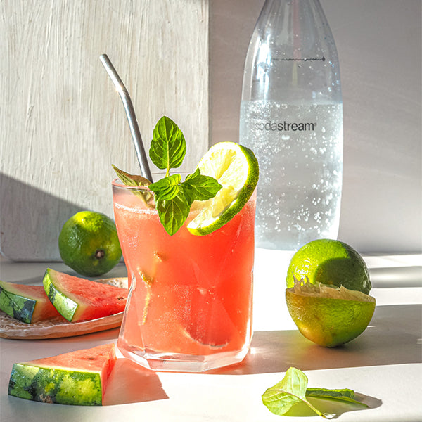 Domowa lemoniada arbuzowa z wodą gazowaną z saturatora SodaStream