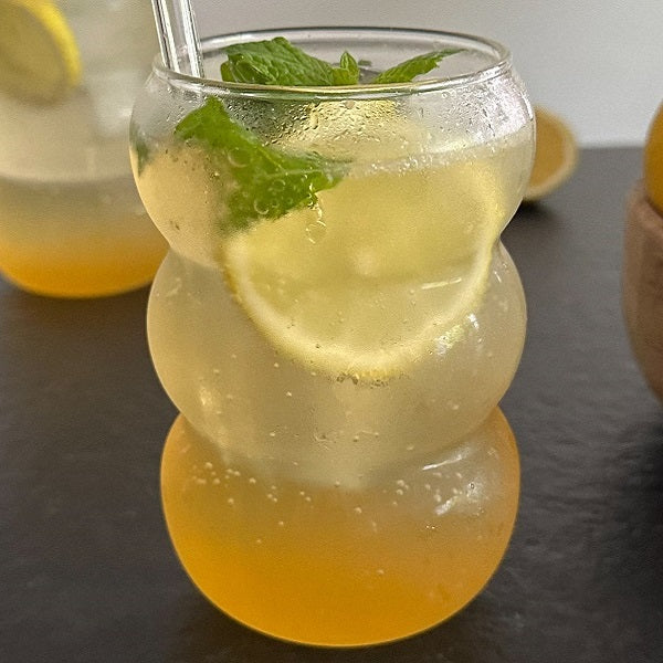 lemoniada z syropem z czarnego bzu i cytryn “elderflower lemonade” - zdjęcie