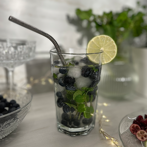 Cytrynowo-limonkowy bezalkoholowy drink z brokatem