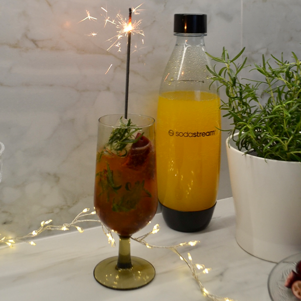 Kwaśny drink bezalkoholowy mango-pomarańcza z wiśniami