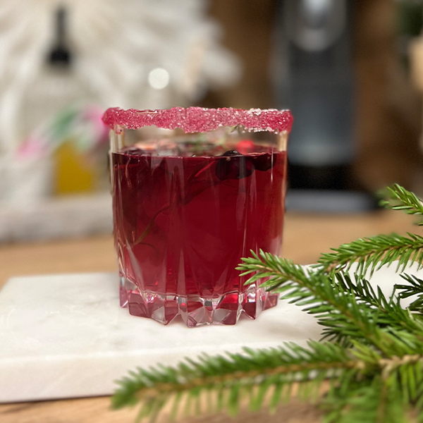 Bezalkoholowy drink z sokiem jabłkowym i żurawiną