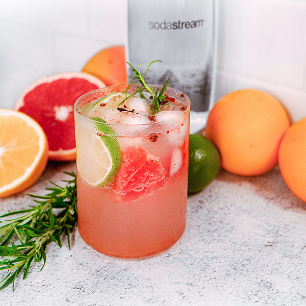 Korzenny drink bezalkoholowy z grapefruitem, rozmarynem i limonką – idealny na jesień