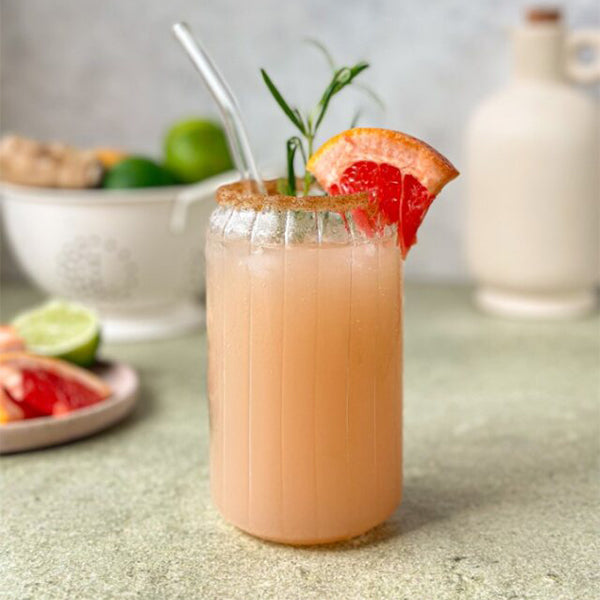 Drink bezalkoholowy z grapefruitem, imbirem, tymiankiem, limonką i cynamonowo-cukrowym rantem