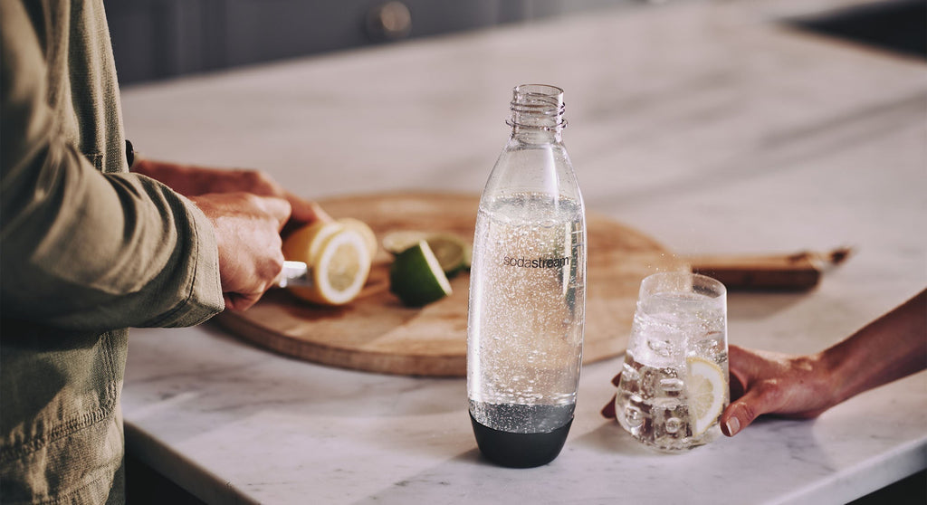 Butelka SodaStream na stole - tytułowa.