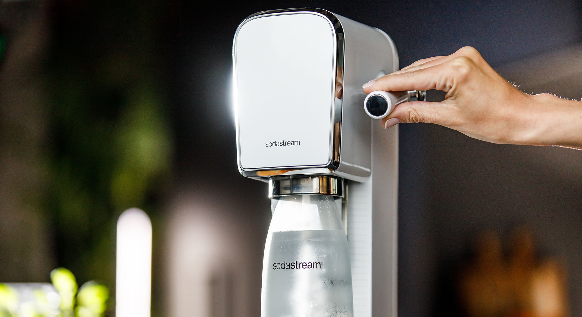 Jak uruchomić, użytkować i czyścić saturator do wody gazowanej SodaStream? Prosta instrukcja