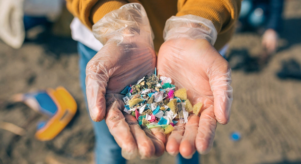 Jest w morzu, w powietrzu i w twojej herbacie. Co to jest mikroplastik?