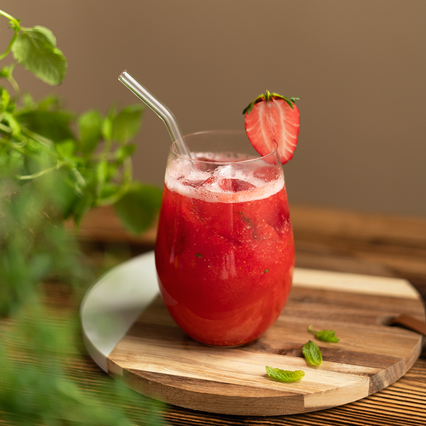 Bezalkoholowy drink z truskawkami