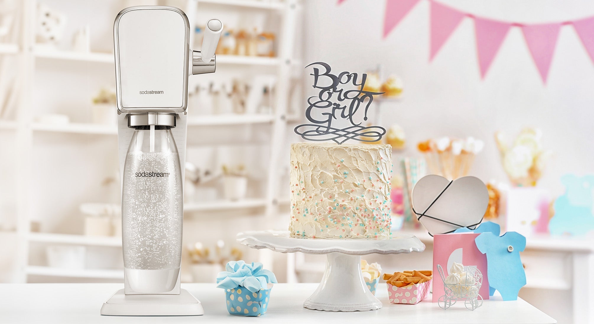 Saturator SodaStream Art na stole z tortem i ozdobami tematycznymi