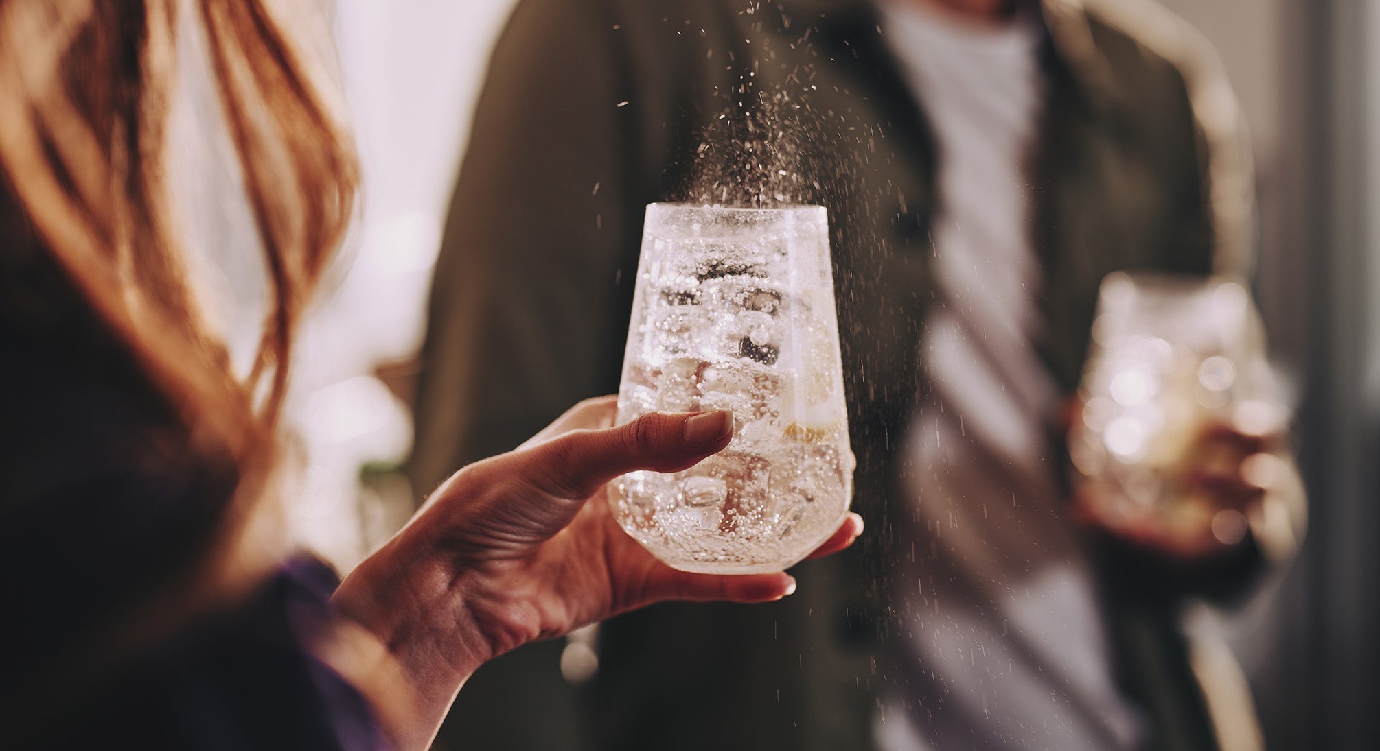 Kobieta trzymająca szklankę z wodą gazowaną