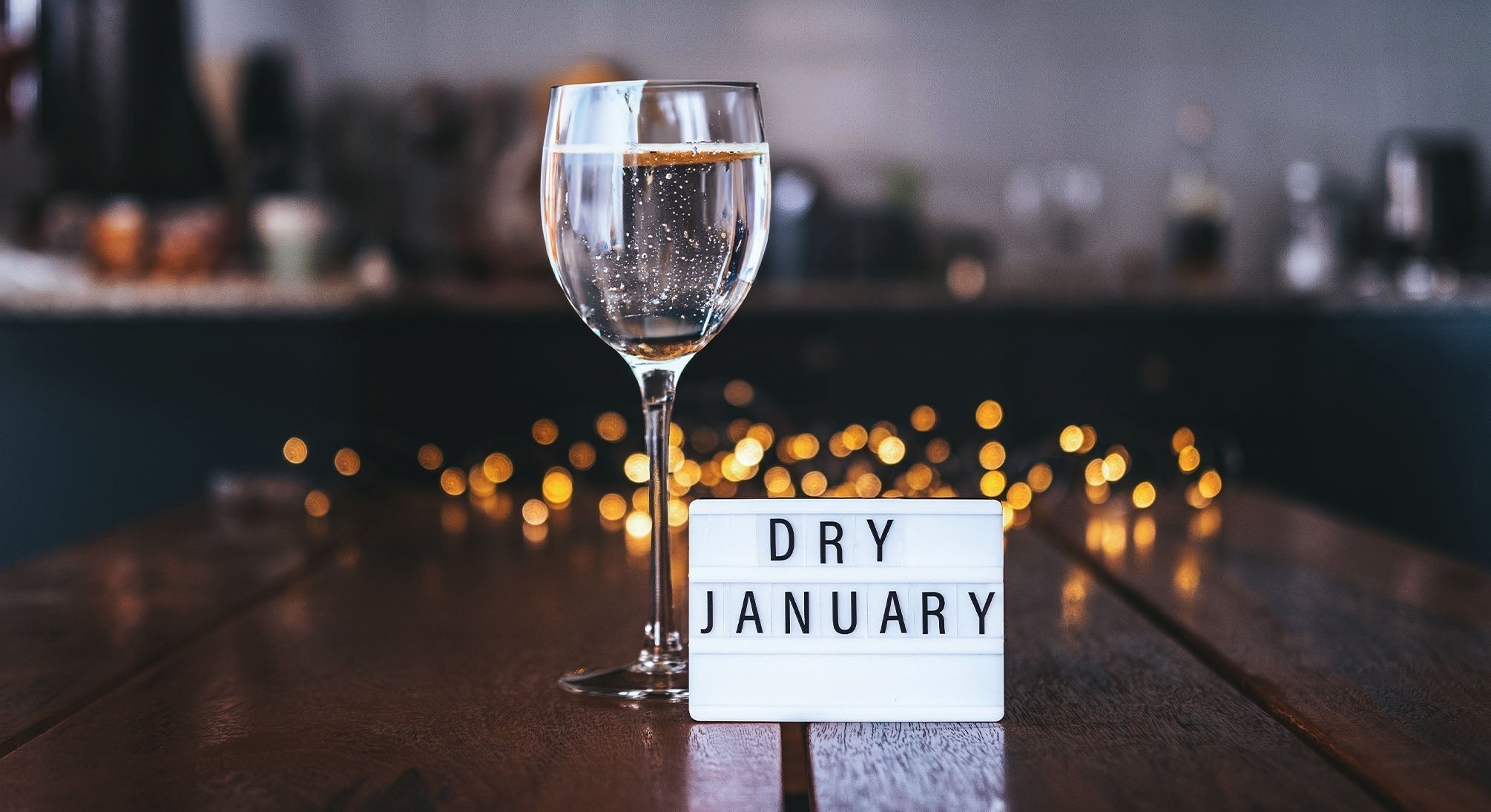 Kieliszek z wodą gazowaną i napisem Dry January
