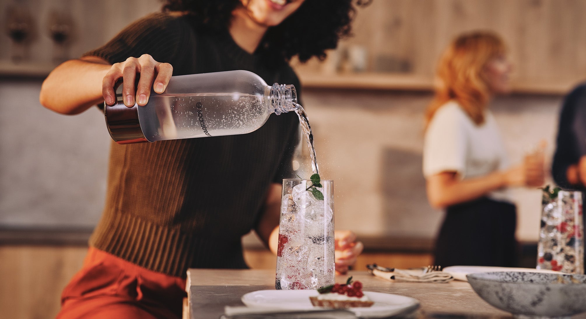 Efektowna kolacja dla znajomych: pomysły na elegancki wieczór z SodaStream