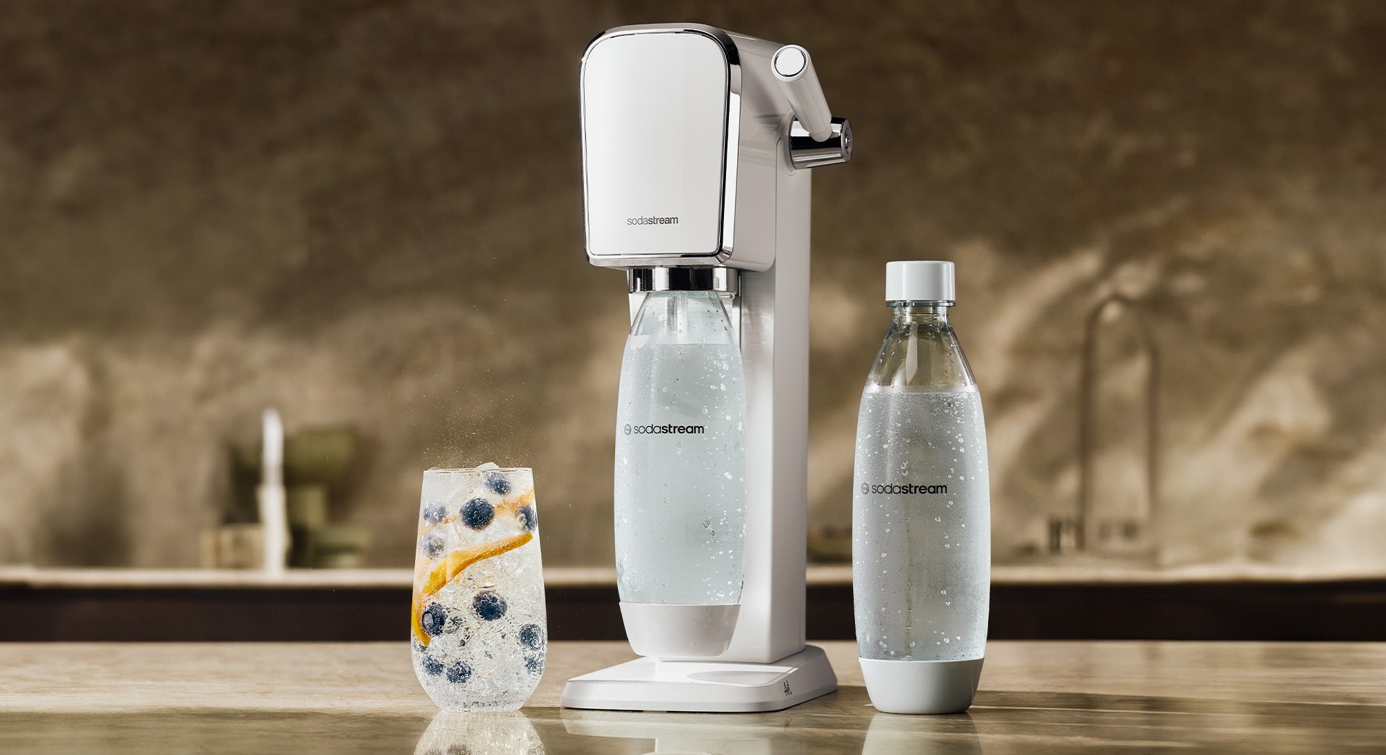 Saturator SodaStream Art z butelką Fuse na blacie kuchennym