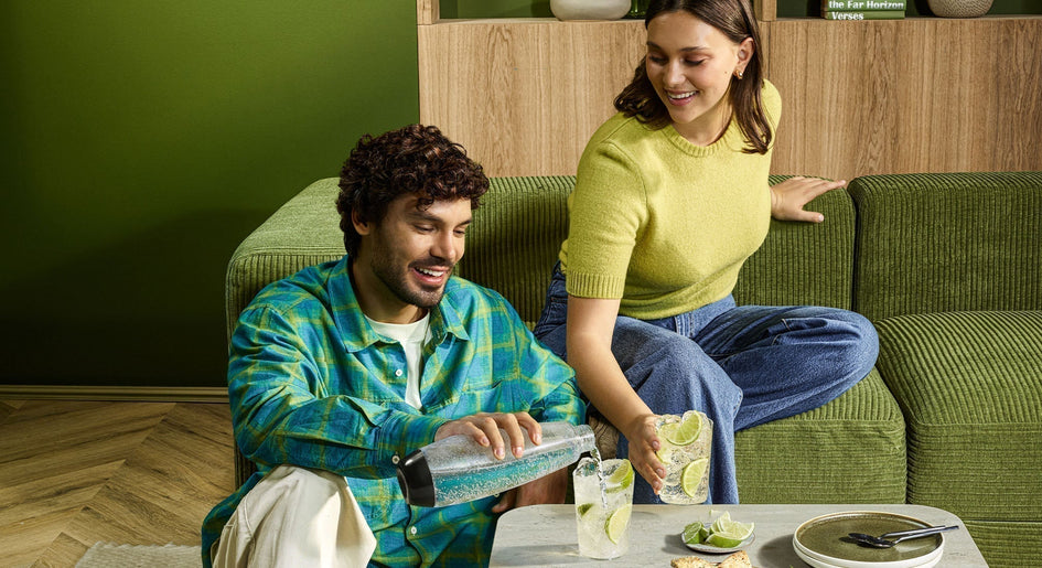 Mężczyzna nalewający wodę gazowaną SodaStream - tytułowa.