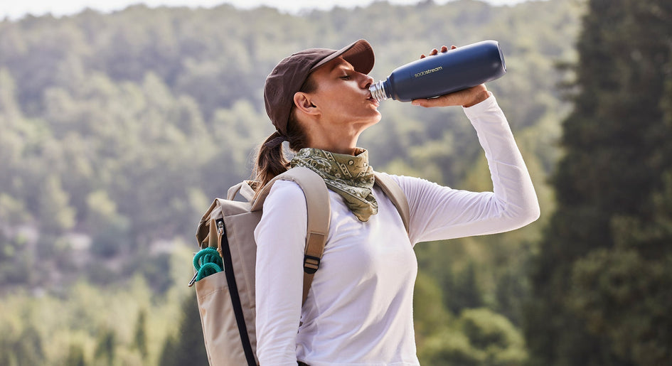 Kobieta pijąca wodę z butelki Sodastream. - tytułowa