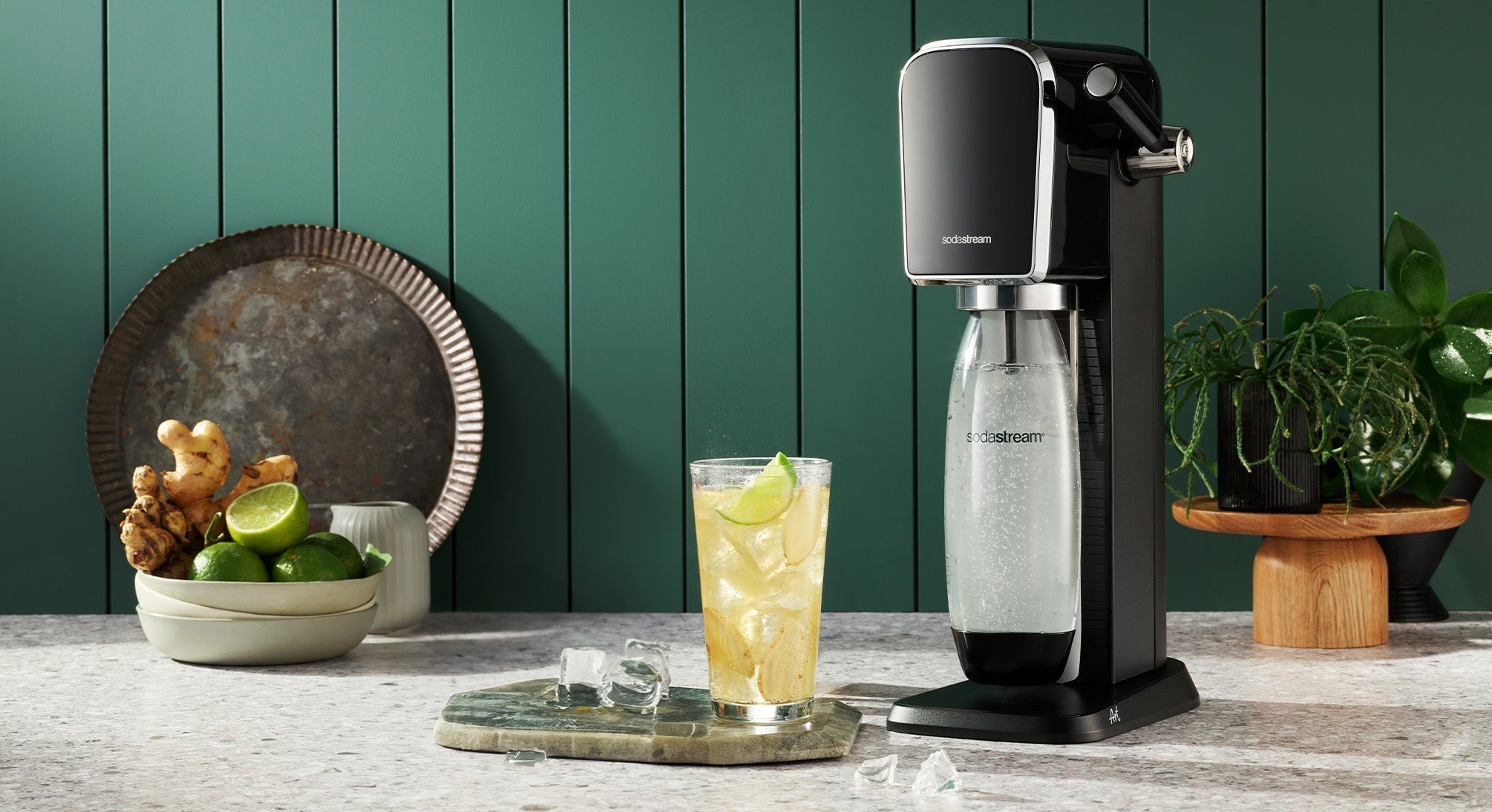 Saturator SodaStream Art na tle retro ścianki