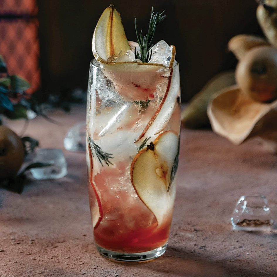 Szklanka malinowo-gruszkowego mocktailu.