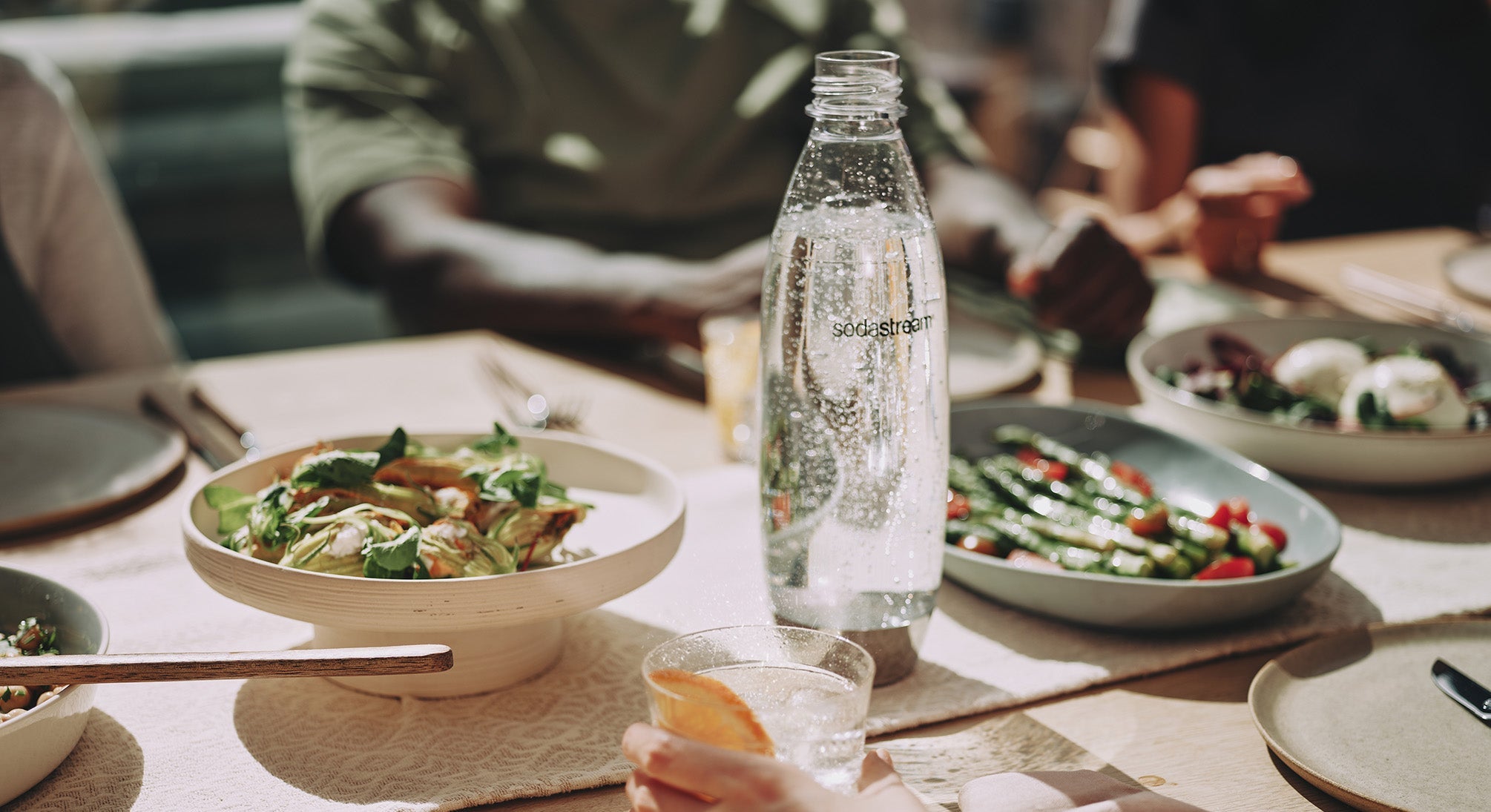 Butelka SodaStream na stole podczas obiadu
