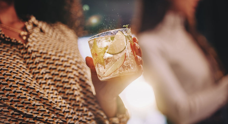 Kobieta trzymająca w dłoni drinka bezalkoholowego