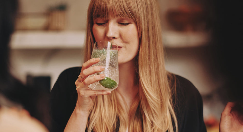 Młoda kobieta pijąca drinka z wody gazowanej SodaStream.