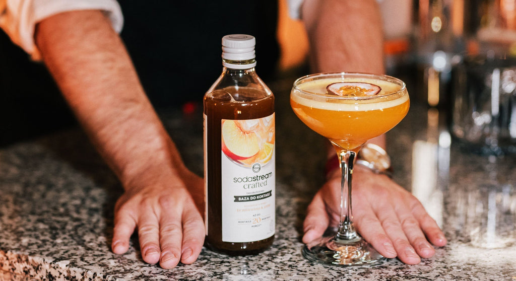 Barman podający drinka z syropem SodaStream Crafted