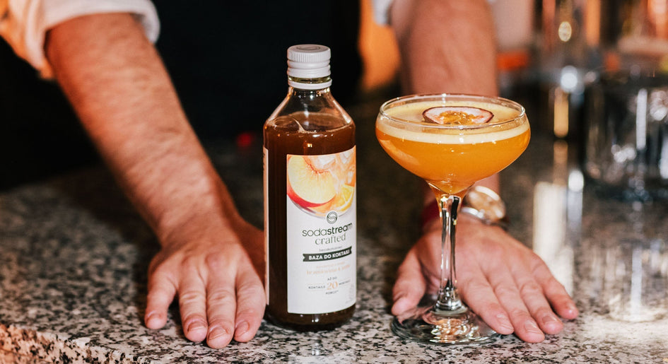 Barman podający drinka z syropem SodaStream Crafted