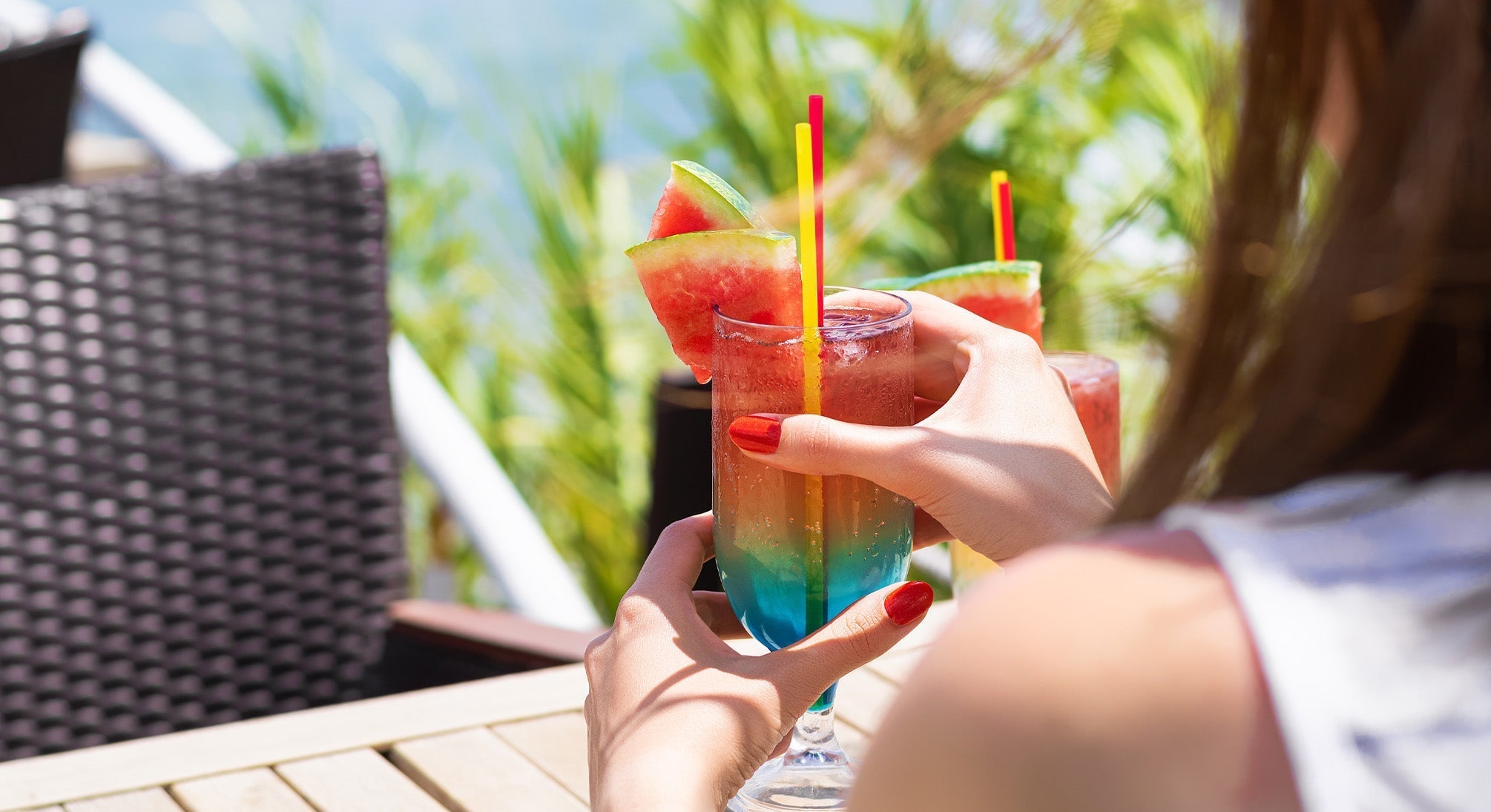 Tęczowy drink bezalkoholowy