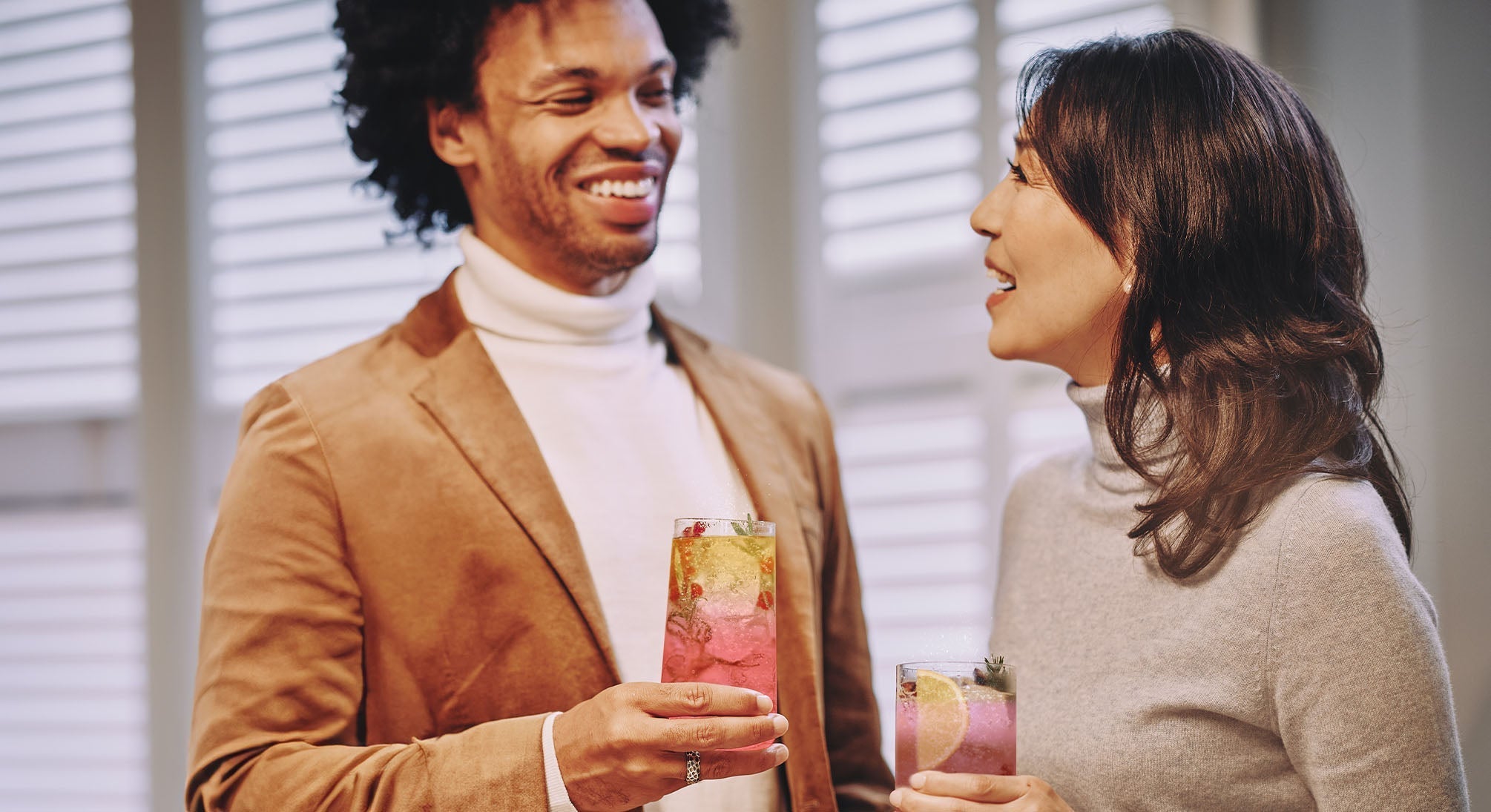 Kobieta i mężczyzna trzymający warstwowe drinki bezalkoholowe