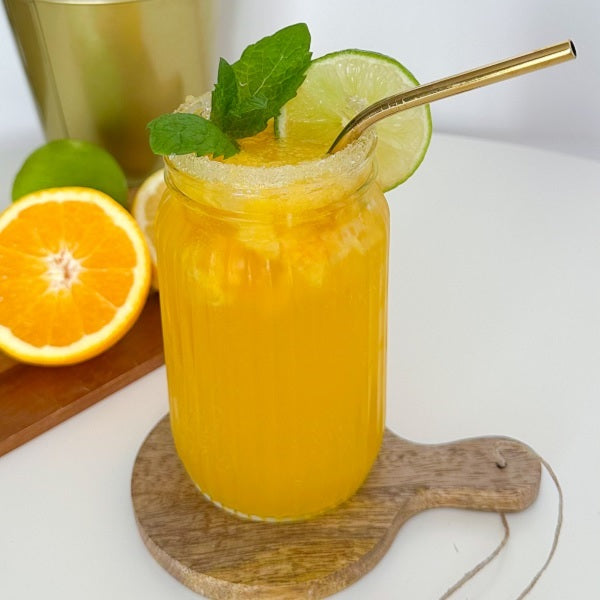 tropikalny drink z sokiem pomarańczowym - zdjęcie